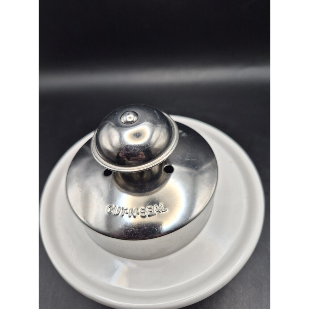 The Pampered Chef Cut-N-Seal 3.5" Sandwich Cutter and Sealer - Silver (1195)